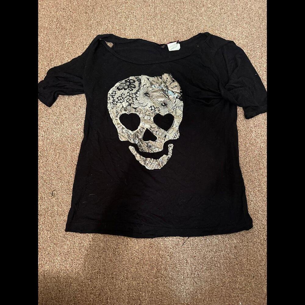 Unleash Your Inner Rebel w/ this Stylish Women's Skull T-Shirt from Joyce Leslie